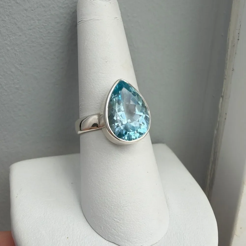 NWT 10x14mm faceted pear cut blue topaz solitaire ring in sterling silver!‎